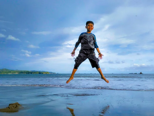 Тулунгагунг Индонезия Ноября 2017 Года Ребенок Прекрасном Пляже Мальчик Бегает — стоковое фото