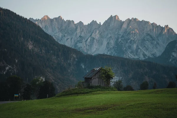 Hut Voor Massieve Bergen Gosau Oostenrijk Staand Groen Gras Bij — Stockfoto