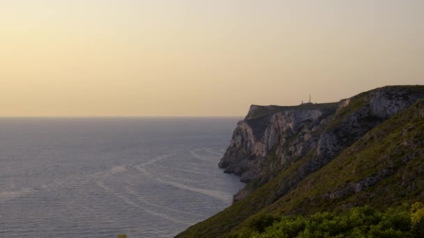 Una Vista Impresionante Los Acantilados Roca Bajo Cielo Azul Claro — Vídeos de Stock