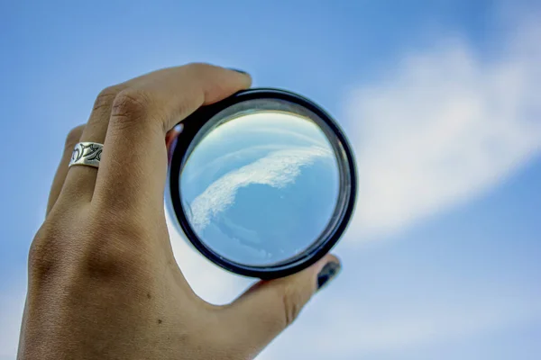 Eine Weibliche Hand Hält Eine Lupe Auf Wolkenverhangenem Himmel — Stockfoto