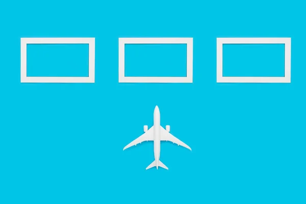 Una Ilustración Avión Blanco Sobre Fondo Azul Con Tres Espacios — Foto de Stock
