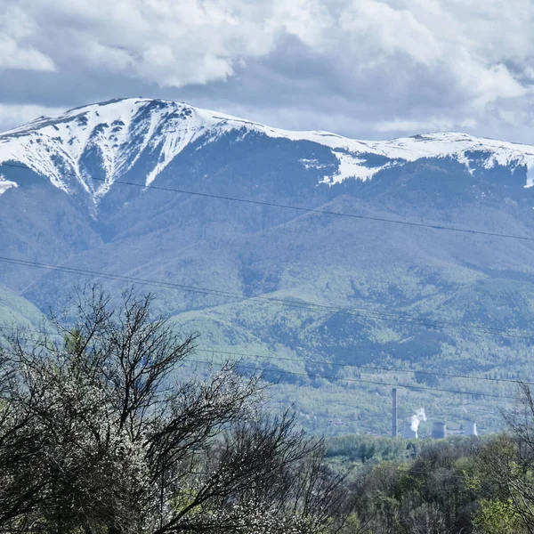 Tiro Aéreo Uma Paisagem Montanhosa Dia Nublado — Fotografia de Stock