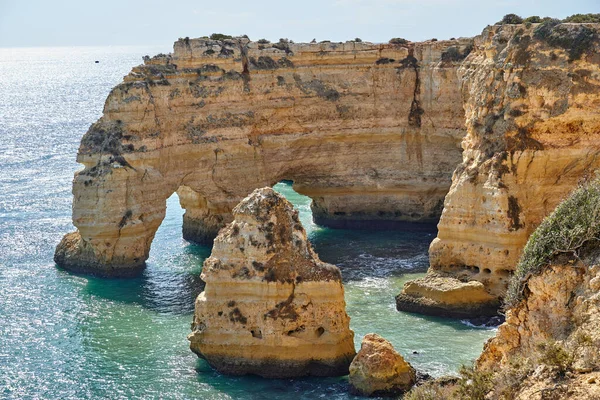 Μια Όμορφη Θέα Των Τεράστιων Βράχων Καμάρες Στη Θάλασσα Στην — Φωτογραφία Αρχείου