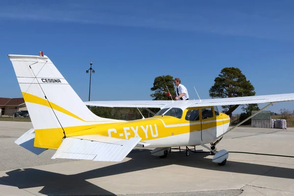 Pilot Letového Instruktora Plnící Žluté Bílé Letadlo Tryskovým Palivem Slunečného — Stock fotografie