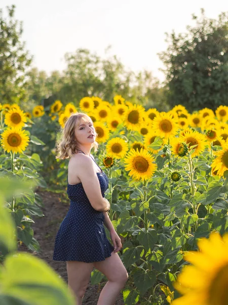 Vacker Ung Kvinna Som Poserar Ett Solrosfält — Stockfoto