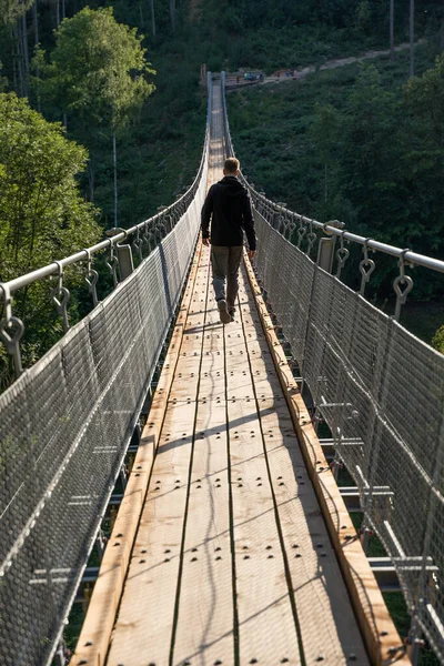 Homem Caminhando Sobre Uma Ponte Suspensa Madeira Chamada Hohe Schrecke — Fotografia de Stock