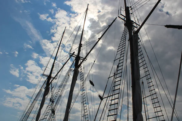 Tiro Ângulo Baixo Mastros Navios Vela Sob Céu Nublado — Fotografia de Stock