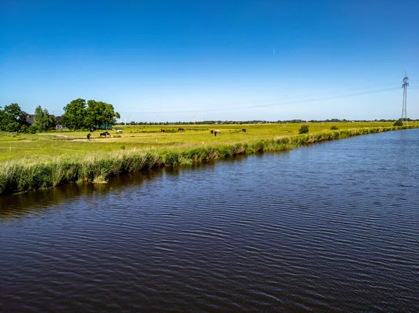 Ett Vidsträckt Jordbruksfält Vid Den Natursköna Floden — Stockfoto