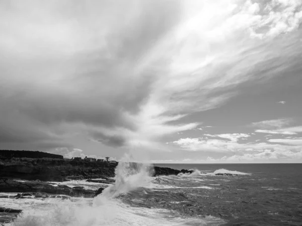 Вистріл Сірому Масштабі Узбережжя Скелястими Скелями Сильними Хвилями Tenefire Спа — стокове фото