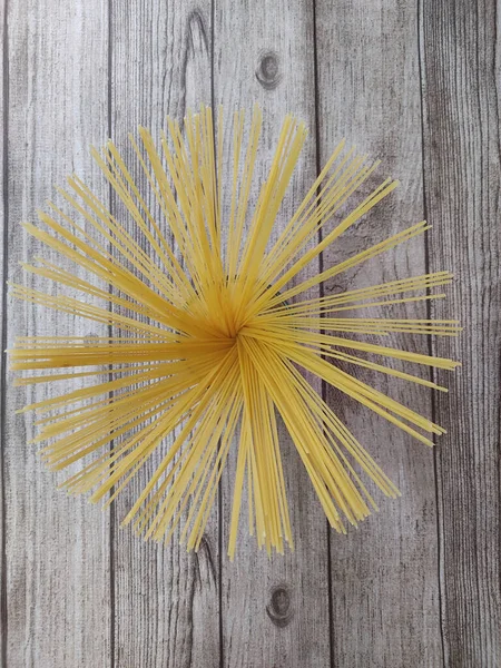 Une Photo Aérienne Spaghettis Crus Sur Une Table Bois Parfait — Photo