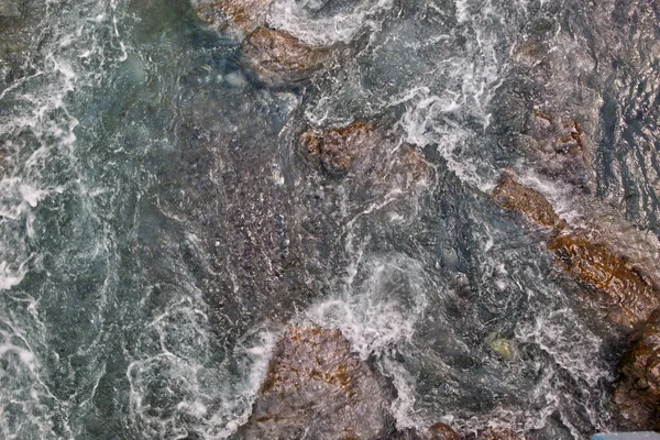 Uma Bela Vista Água Que Flui Sobre Pedras Plantas Cachoeira — Fotografia de Stock