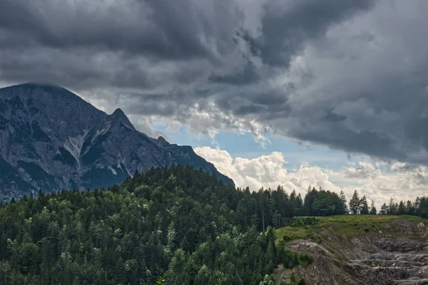 Schöne Aussicht Auf Die Bewaldeten Berge Einem Sonnigen Tag Österreich — Stockfoto