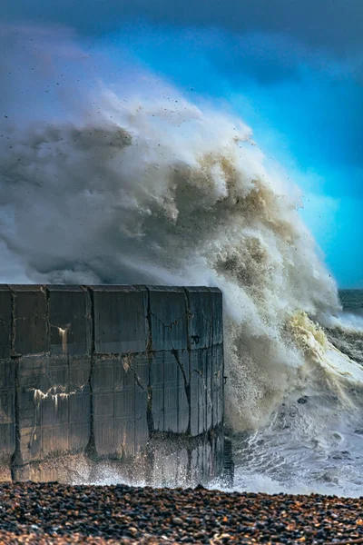 Вертикальний Постріл Величезних Штормових Хвиль Розбився Над Стіною Гавані Під — стокове фото