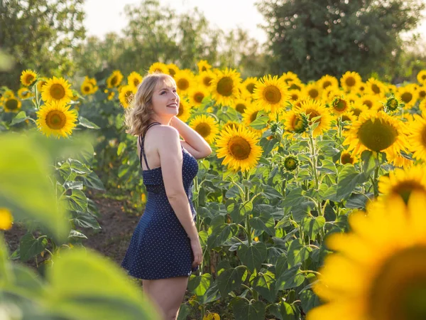 Vacker Ung Leende Kvinna Som Poserar Ett Solrosfält — Stockfoto