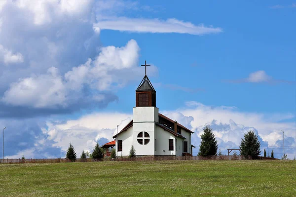 Eine Ländliche Landschaft Mit Einer Kirche Auf Einem Hügel Vor — Stockfoto