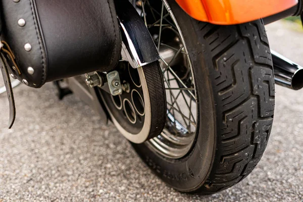 Een Close Shot Van Het Achterwiel Van Een Oranje Motorfiets — Stockfoto