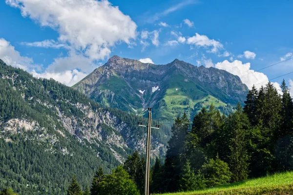 Een Prachtig Uitzicht Bergen Bedekt Met Bossen Een Zonnige Dag — Stockfoto