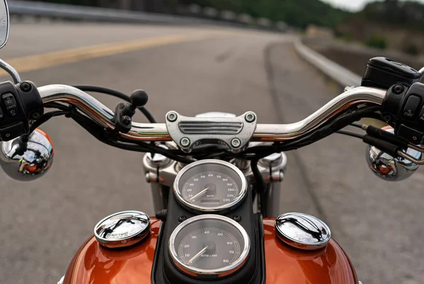 带速度计和速度计的摩托车前部的选择性焦距拍摄 — 图库照片