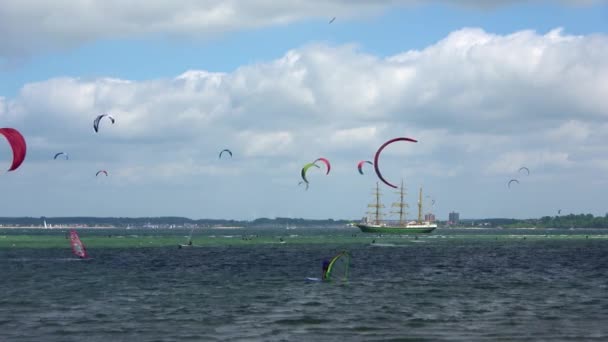 Działalność Kitesurfingu Bałtyckiej Plaży Laboe Niemczech Słoneczny Dzień — Wideo stockowe