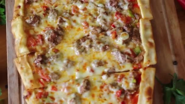 Farklı Açılardan Iştah Açıcı Bir Pizzanın Tanıtımı Sonunda Biri Den — Stok video