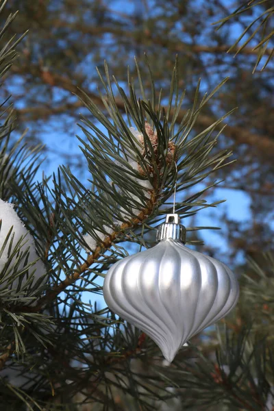 Primo Piano Ornamento Albero Natale Bianco Albero Sempreverde Fuori Con — Foto Stock