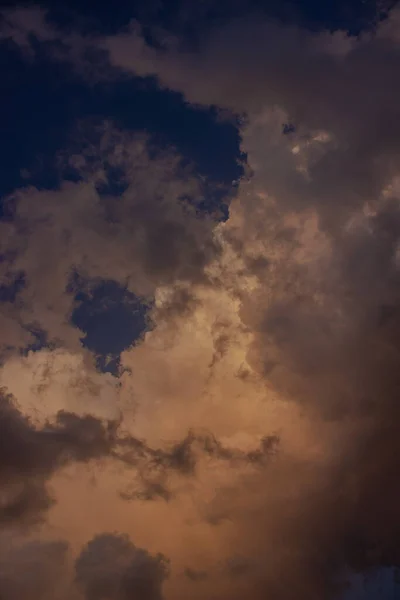 暗い空の雄大な雲の垂直ショット — ストック写真