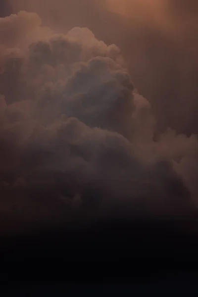 Μια Κάθετη Λήψη Των Μεγαλοπρεπών Σκοτεινών Νεφών Στον Ουρανό — Φωτογραφία Αρχείου