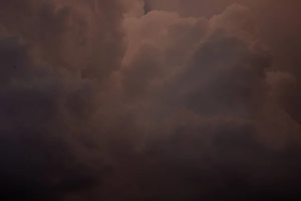 Ένα Κοντινό Πλάνο Των Μεγαλοπρεπών Σκοτεινών Νεφών Στον Ουρανό — Φωτογραφία Αρχείου