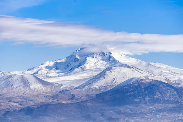 Hermoso Disparo Nubes Sobre Nevada Montaña Erciyes Kayseri Turquía — Foto de Stock