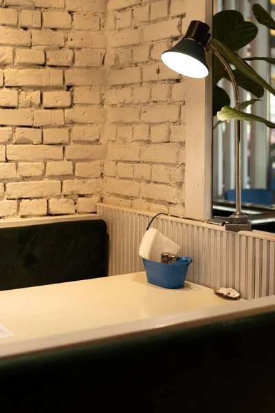 벽으로 환경의 테이블 램프와 테이블 벽으로 — 스톡 사진