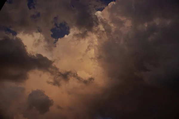 Primo Piano Delle Maestose Nuvole Scure Nel Cielo — Foto Stock