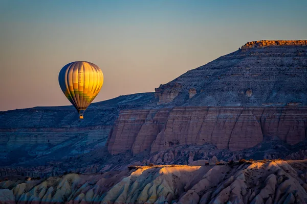 Een Heteluchtballon Tussen Sprookjes Heuvels Cappadocië Ochtendzon — Stockfoto