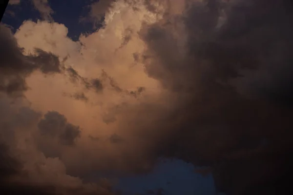 Gökyüzündeki Görkemli Kara Bulutlara Yakın Çekim — Stok fotoğraf