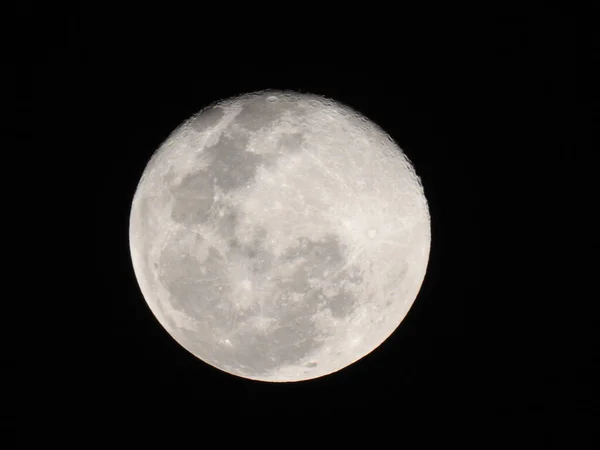 在漆黑的天空中 一轮圆润的白月 — 图库照片