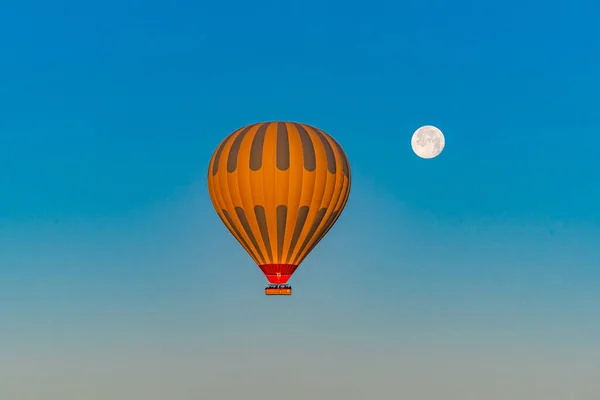 一个气球在蓝天中飞行的例子 — 图库照片
