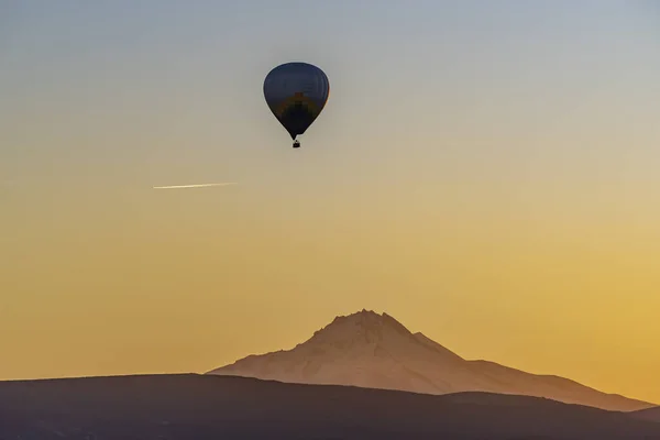 Globo Aerostático Elevándose Capadocia Con Montaña Erciyes Fondo Bajo Cielo — Foto de Stock