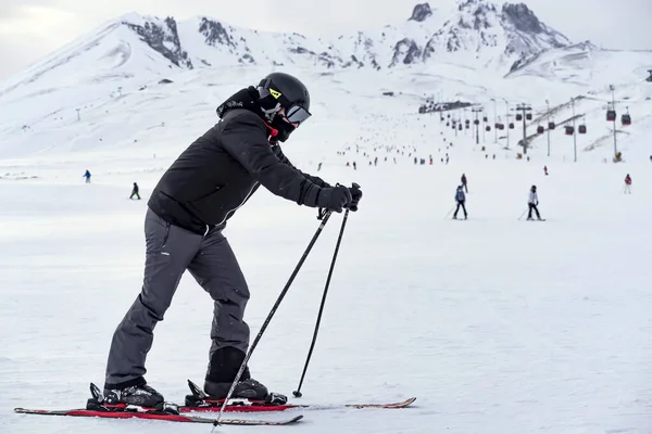Een Shot Van Mensen Skiën Skipiste — Stockfoto