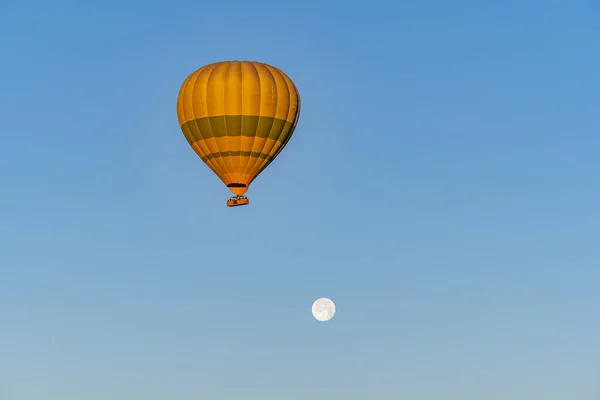 Μια Βολή Αερόστατου Που Πετά Στον Γαλάζιο Ουρανό Πανσέληνο — Φωτογραφία Αρχείου