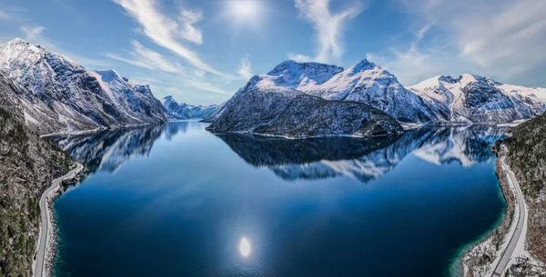 Ein Weites Bild Von Spiegelndem Wasser Mit Verschneiten Gipfeln — Stockfoto