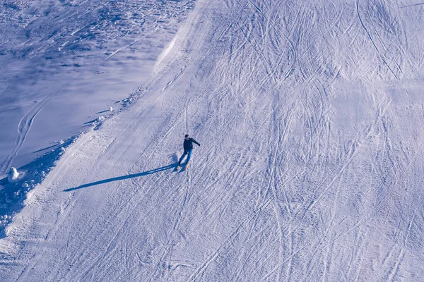 土耳其卡伊塞里 一个男子在雪地上的高角镜头 — 图库照片