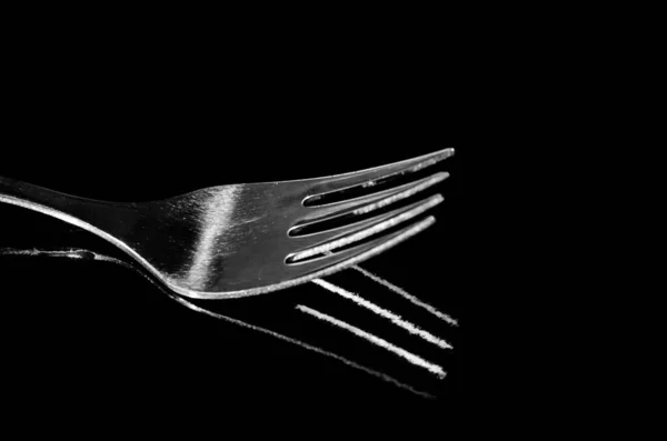 黒の背景に銀のナイフのクローズアップショット — ストック写真