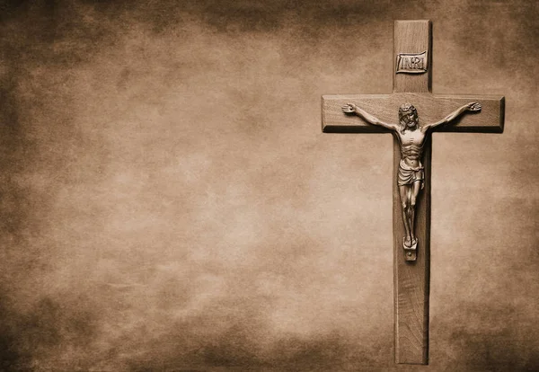 用耶稣的身体在大背景下拍摄的一张塞皮亚调十字架的特写照片 — 图库照片