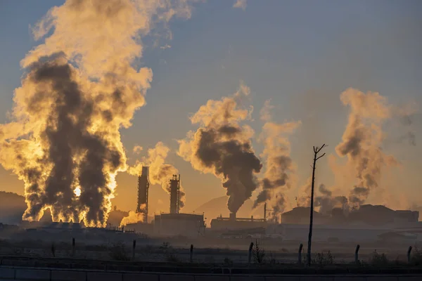 Fabriek Rookt Schoorstenen Pijpleidingen Rook Stoom Lucht Waardoor Vervuiling — Stockfoto