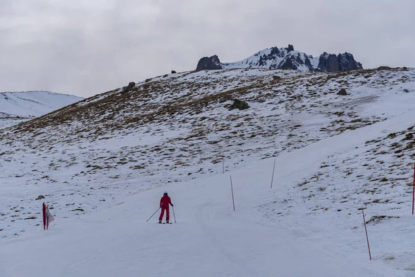 Uma Foto Pessoas Esquiando Pista Esqui — Fotografia de Stock