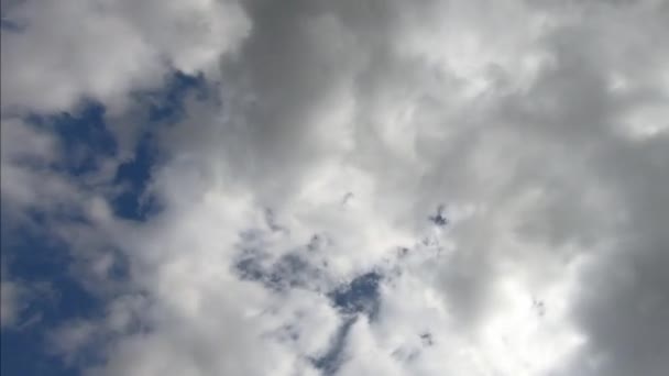 Mavi Gökyüzü Arka Planında Büyük Kabarık Bulutlar — Stok video