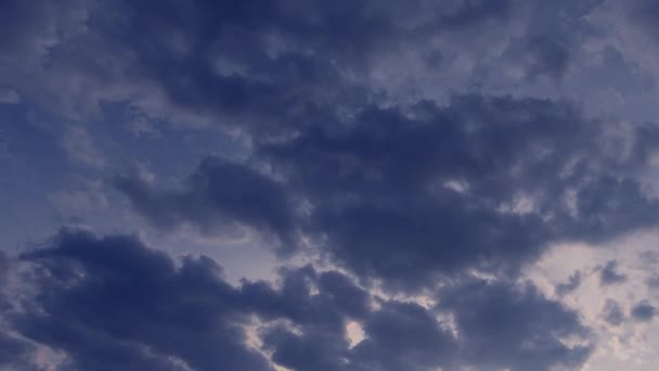 Enormes Nubes Esponjosas Sobre Fondo Cielo Azul — Vídeo de stock