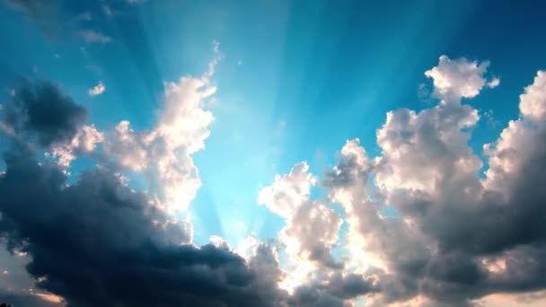 蓝天背景上巨大的蓬松的云彩 — 图库视频影像