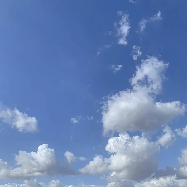 Coup Ciel Bleu Avec Des Nuages Par Une Journée Ensoleillée — Photo