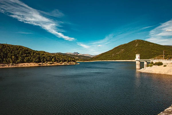 Fiume Blu Calmo Circondato Boschi Montagne Una Giornata Sole — Foto Stock