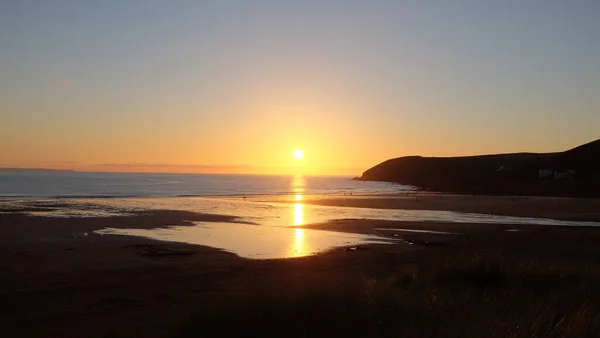 Eine Nahaufnahme Eines Wunderschönen Sonnenuntergangs Über Einer Ruhigen Meereslandschaft Und — Stockfoto